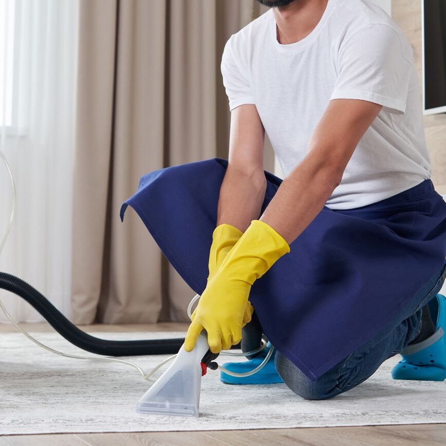 49263884_man-cleaning-carpet-in-the-living-room-using-vacuum-cleaner-at-home-cleaning-service-concept 49263884_man-cleaning-carpet-in-the-living-room-using-vacuum-cleaner-at-home-cleaning-service-concept